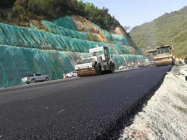 國(guó)道324線安龍公路管理段實(shí)施瀝青路面修復(fù)養(yǎng)護(hù)工程 讓群.